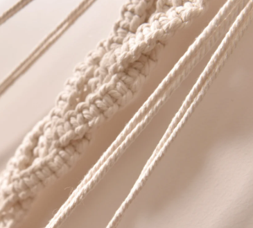 مكرمية مع رف خشبي