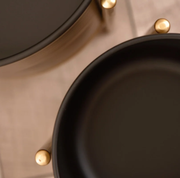 حوض نباتات أسود بقاعدة ذهبية